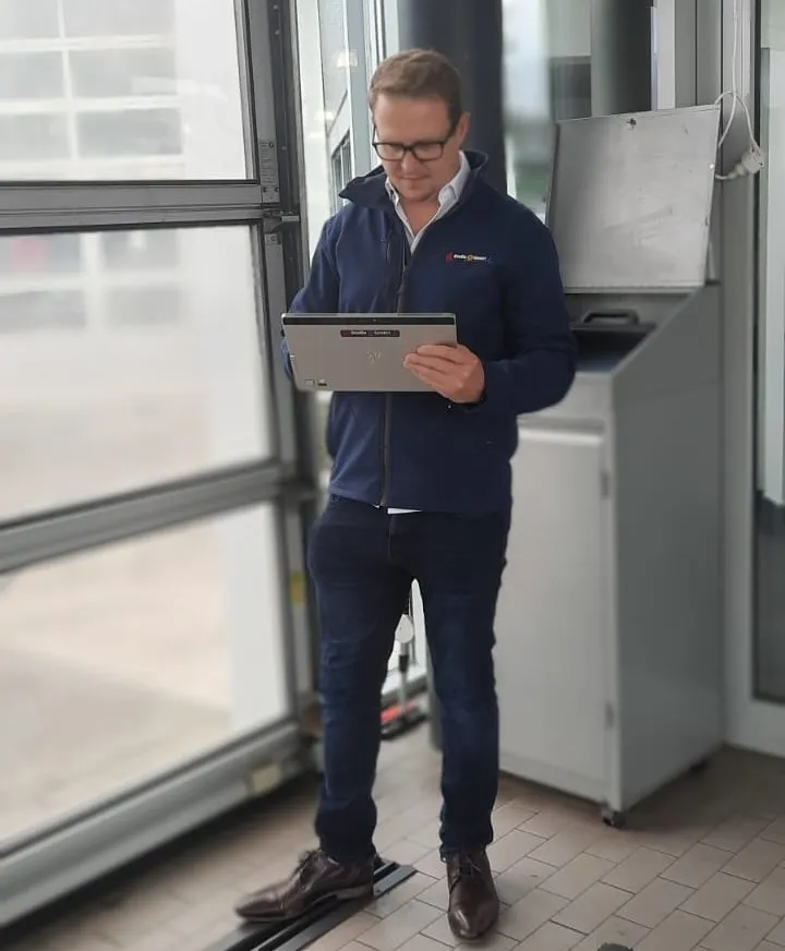 Fachkraft erklärt Brandschutz Ausbildung