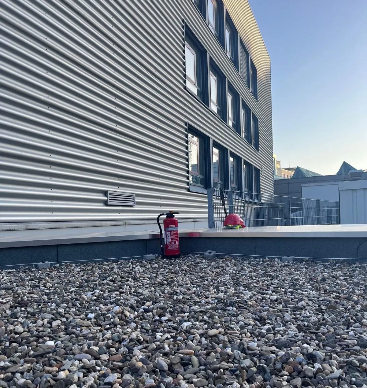 Brandwache Gebäude Außenbereich Dach Feuerlöscher und Helm auf Dachterrasse