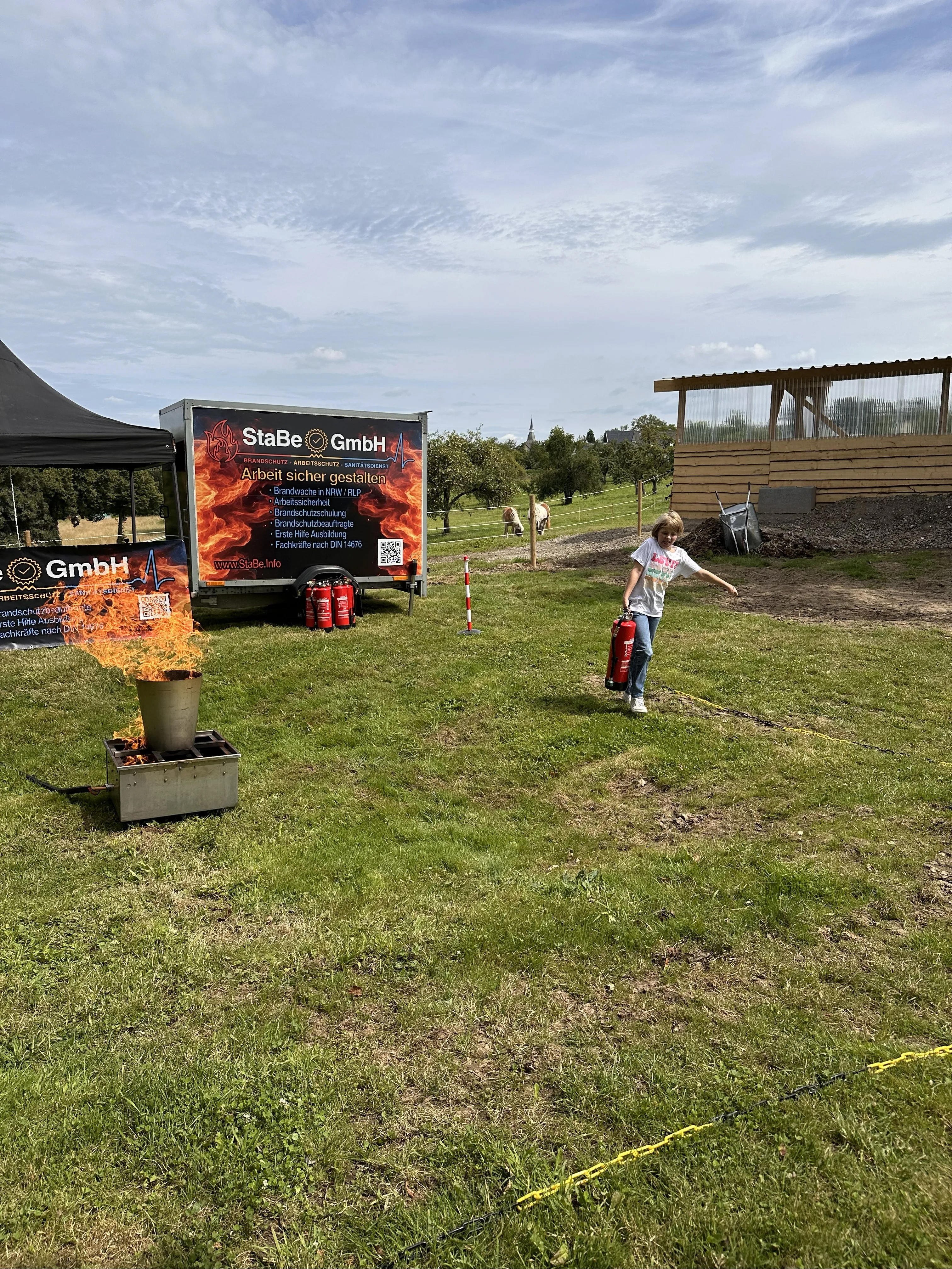 Kind hilft mit Feuerlöscher bei Brand