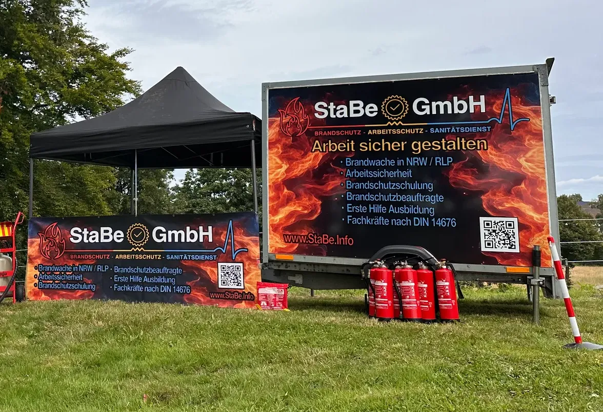 Brandschutz für Schutz und Sicherheit am Arbeitsplatz Leinwand auf Wiese für sichere Arbeit StaBe