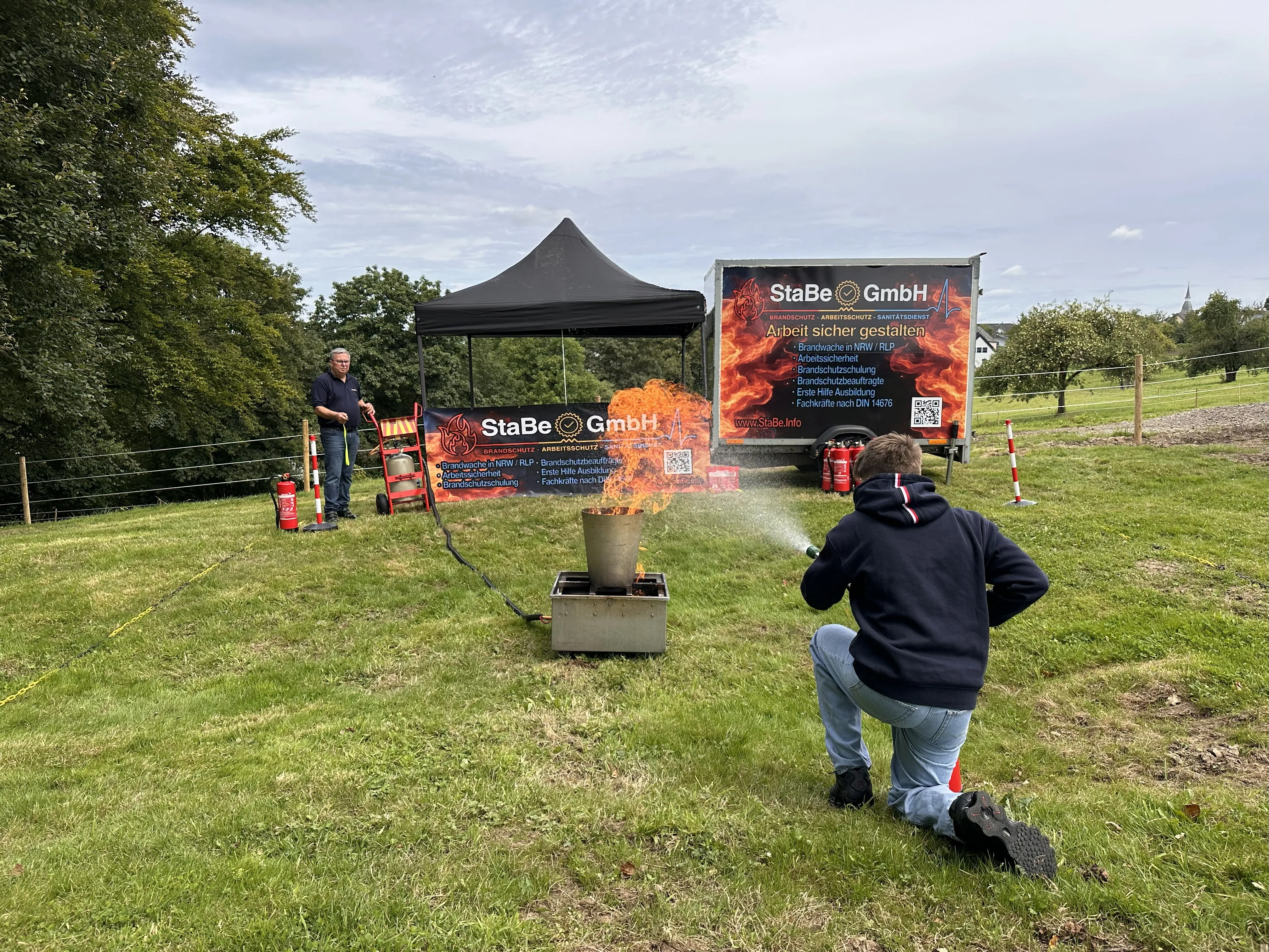 Mann löscht Brand mit Feuerlöscher