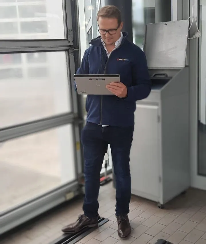 Mitarbeiter zeigt Flucht- und Rettungsplan Vorschriften