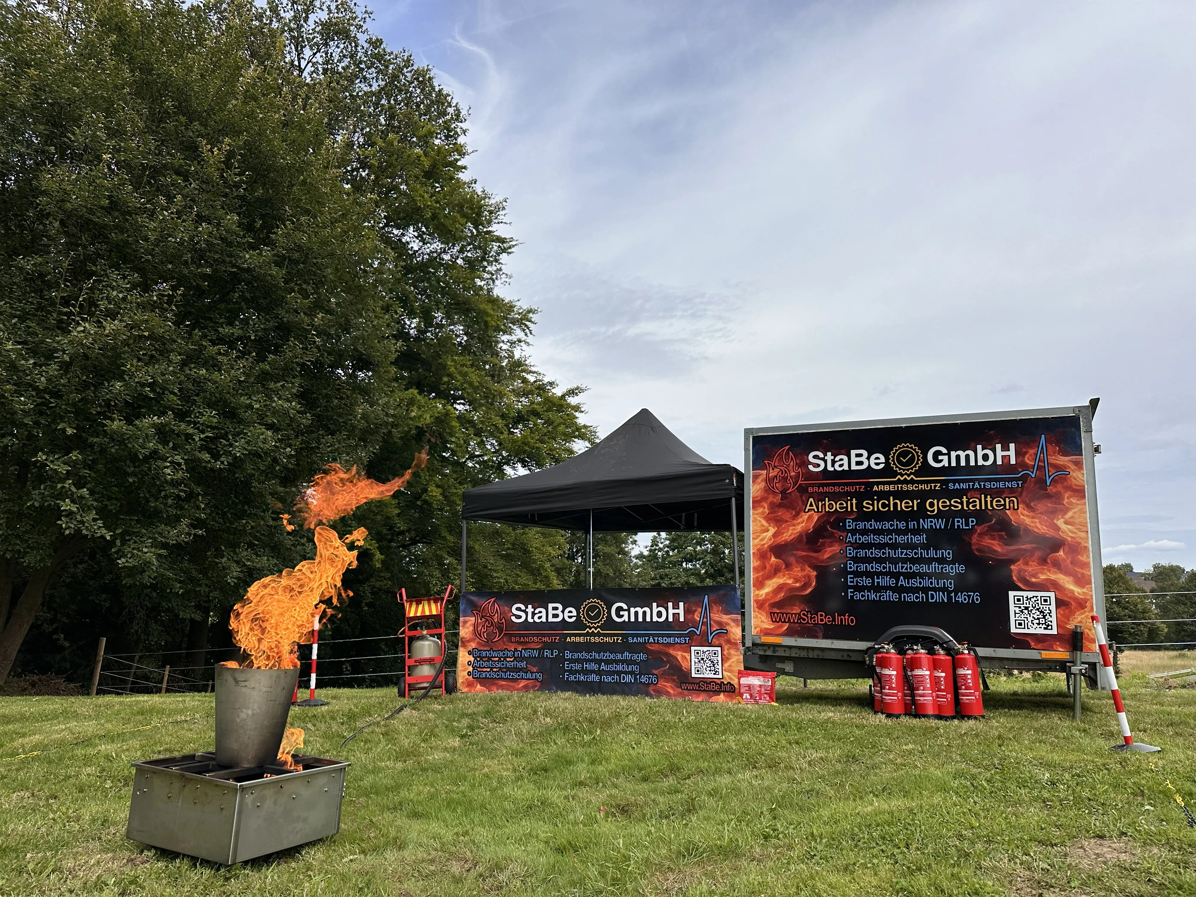 Werbeplakat auf Wiese für Brandschutz Helferausbildung